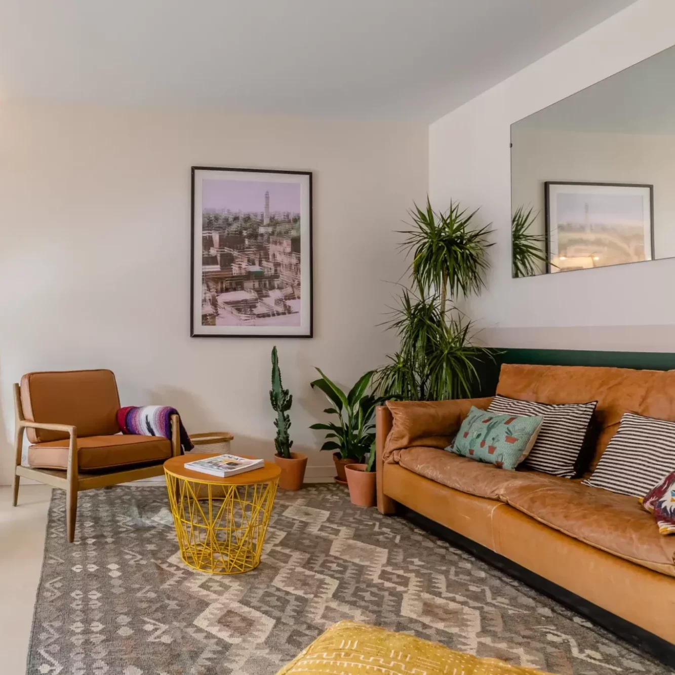 tapis kilim salon avec canapé cuir et décoration ethnique