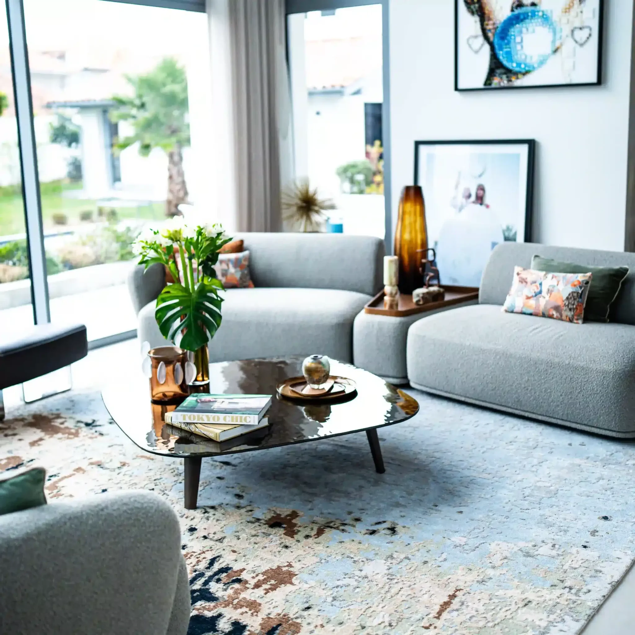 Tapis contemporain fait à la main mis en scène dans un salon design, sélection Galerie Simon