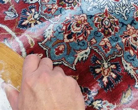 Nettoyage et restauration de tapis persan rouge et bleu aux motifs orientaux
