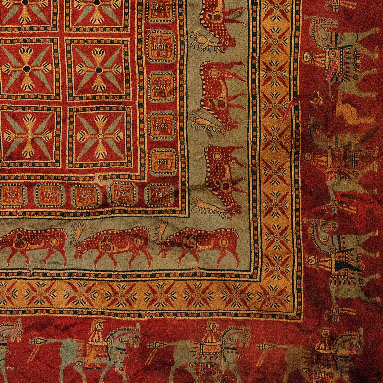 Détail du tapis de Pazyryk, plus vieux tapis du monde, bordure avec cerfs et cavaliers en laine nouée, Ve siècle av. J.-C.