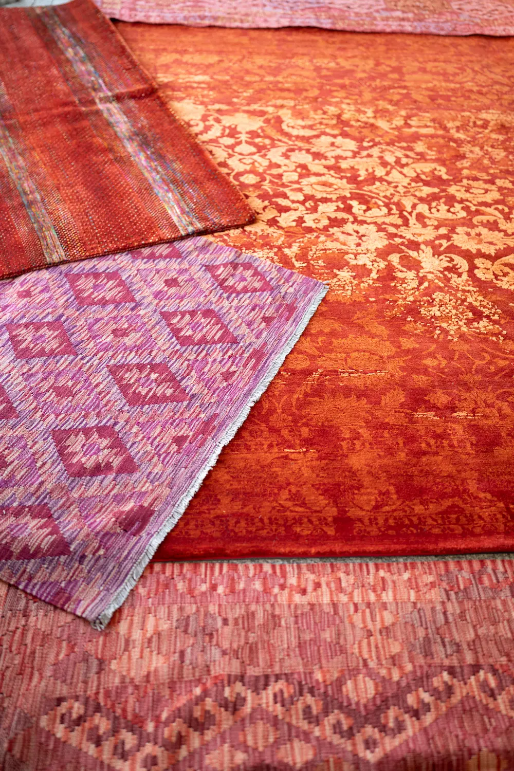 Tapis orientaux rouges – Décoration et inspiration ethnique Tapis orientaux superposés aux tons rouges et violets pour une déco chaleureuse