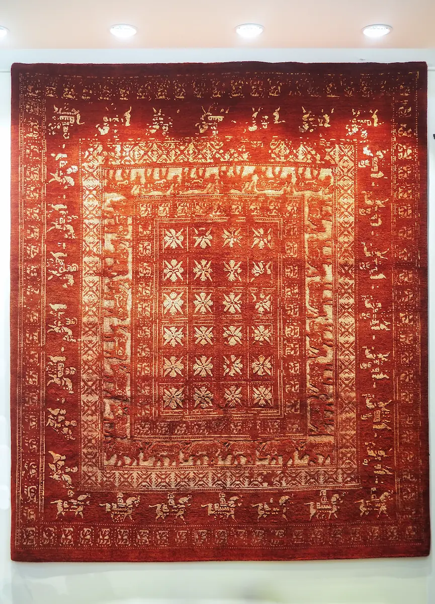 Tapis Pazyryk moderne rouge – motifs traditionnels persans Tapis Pazyryk moderne à fond rouge bordeaux avec motifs géométriques et floraux répétitifs