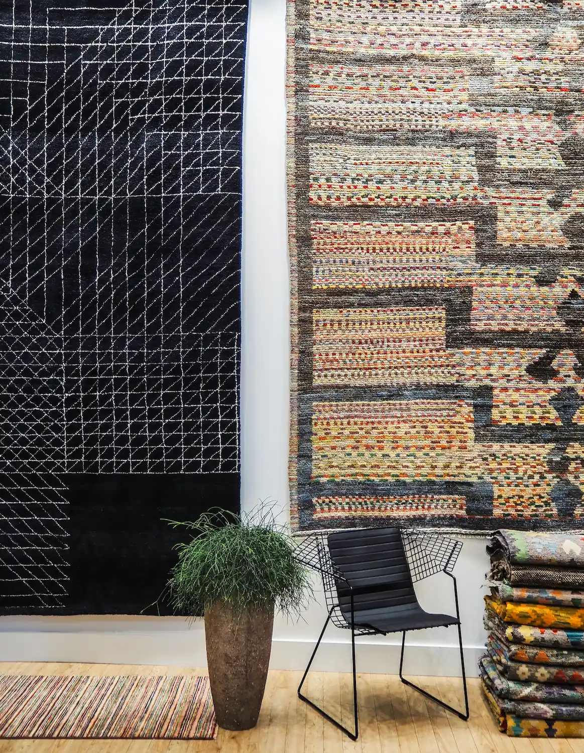 Tapis noir motif graphique – Showroom Galerie Simon Biarritz Showroom Galerie Simon à Biarritz avec tapis berbère noir et tapis multicolore